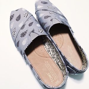 Toms Shoes - NWOT Toms Singing in the Rain Toms Shoes - NWOT Toms Singing in the Rain